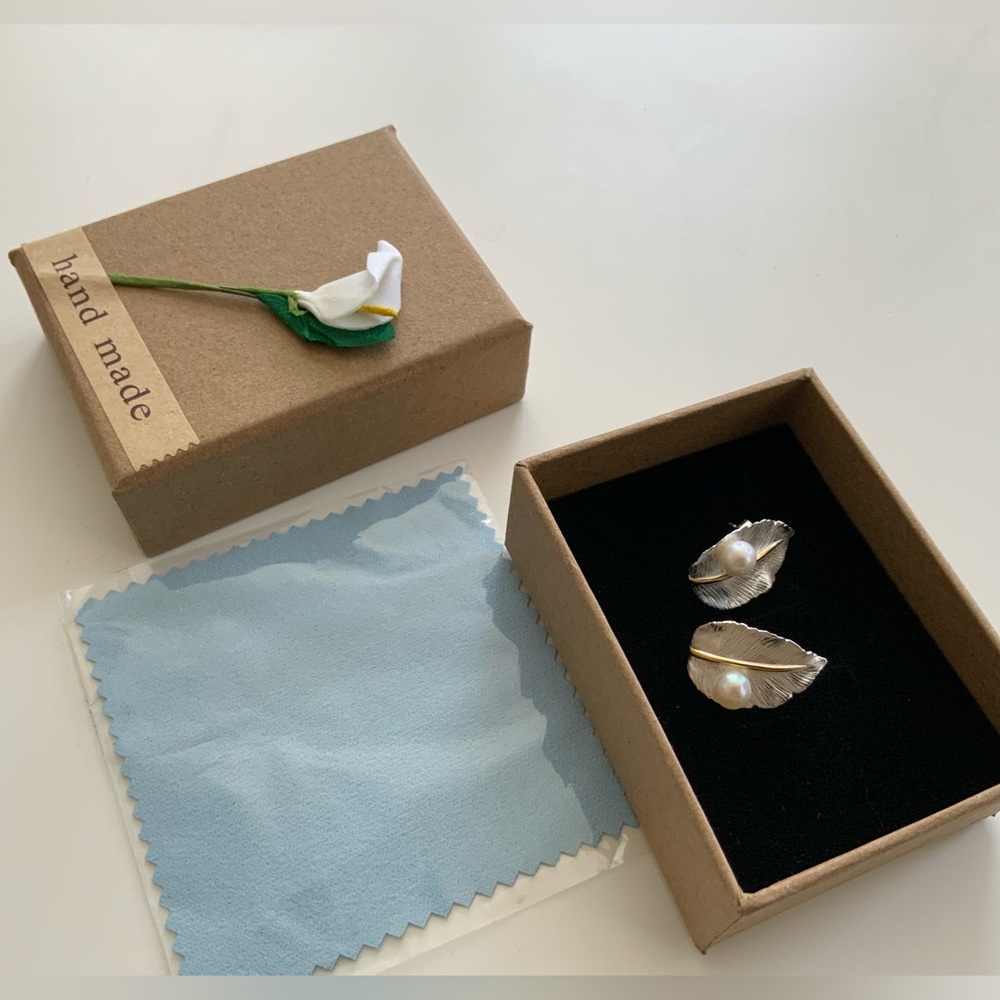 925 Sterling Sliver Pearl & Leave Stud Earrings - Picture 8 of 9